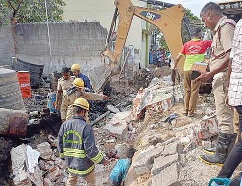 தூத்துக்குடி சுந்தரவேல்புரம் 2-வது தெருவில் மழைநீர் வடிகால் அமைக்கும் பணி நடைபெற்ற போது சுற்றுச்சுவர் இடிந்து விழுந்ததில் ஜார்க்கன்ட்டை சேர்ந்த 2 தொழிலாளர்கள் இடிபாடுகளுக்குள் சிக்கி உயிரிழந்தனர். ஜேசிபி இயந்திரம் உதவியுடன் அவர்களது சடலங்களை மீட்கும் பணியில் தீயணைப்பு வீரர்கள் ஈடுபட்டனர்.