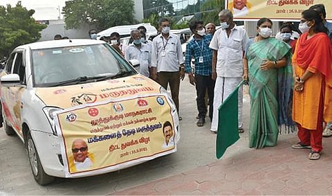 தூத்துக்குடி மாநகராட்சி பகுதியில் மக்களை தேடி மருத்துவம் திட்டத்தின் கீழ் வீடு தேடிச் சென்று மருத்துவ சேவை வழங்கும் வாகனத்தை அமைச்சர் பெ.கீதாஜீவன் கொடியசைத்து தொடங்கி வைத்தார். படம்: என்.ராஜேஷ்