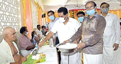 திருச்செந்தூர் செந்திலாண்டவர் கோயிலில் முழுநேர அன்னதான திட்டத்தை முதல்வர் மு.க.ஸ்டாலின் காணொலி காட்சி மூலம் தொடங்கி வைத்ததை தொடர்ந்து பக்தர்களுக்கு அமைச்சர் அனிதா ஆர்.ராதாகிருஷ்ணன் அன்னதானம் வழங்கினார். படம்: என்.ராஜேஷ்