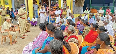 திருநெல்வேலி அருகே கோபாலசமுத்திரத்தில் பொதுமக்களை சந்தித்து பேசும் மாவட்ட காவல்துறை கண்காணிப்பாளர் மணிவண்ணன்.