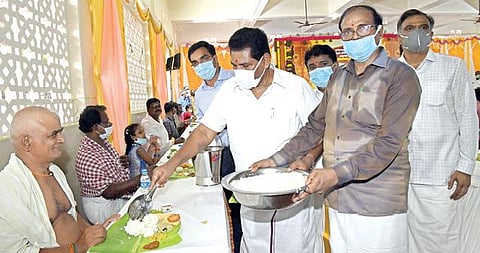 திருச்செந்தூர் செந்திலாண்டவர் கோயிலில் முழுநேர அன்னதான திட்டத்தை முதல்வர் மு.க.ஸ்டாலின் காணொலி காட்சி மூலம் தொடங்கி வைத்ததை தொடர்ந்து பக்தர்களுக்கு அமைச்சர் அனிதா ஆர்.ராதாகிருஷ்ணன் அன்னதானம் வழங்கினார். படம்: என்.ராஜேஷ்