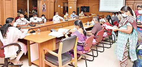 குழந்தைத் திருமணங்களைக் கண்டறிந்து தடுப்பது தொடர்பாக, நாமக்கல் ஆட்சியர் அலுவலகத்தில் நடந்த ஆலோசனைக் கூட்டத்தில் ஆட்சியர் ஸ்ரேயா சிங் பேசினார்.