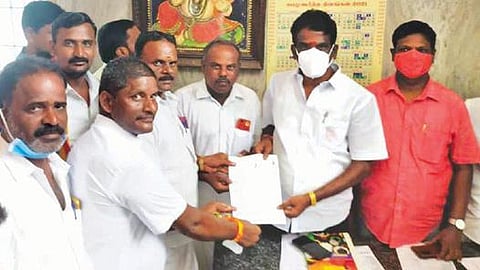 ஊரக உள்ளாட்சித் தேர்தலில் போட்டியிட திண்டிவனம் அருகே கூட்டேரிப்பட்டில் கட்சி அலுவலகத்தில் பாமகவினர் விருப்பமனு தாக்கல் செய்தனர்.