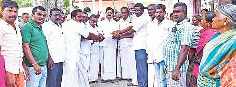 கிருஷ்ணகிரி அடுத்த போகனப்பள்ளியில் குறைகேட்கும் கூட்டம் நடந்தது. இதில், பொதுமக்களிடமிருந்து கோரிக்கை மனுக்களை எம்எல்ஏ அசோக்குமார் பெற்றார்.