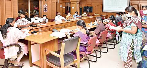 குழந்தைத் திருமணங்களைக் கண்டறிந்து தடுப்பது தொடர்பாக, நாமக்கல் ஆட்சியர் அலுவலகத்தில் நடந்த ஆலோசனைக் கூட்டத்தில் ஆட்சியர் ஸ்ரேயா சிங் பேசினார்.