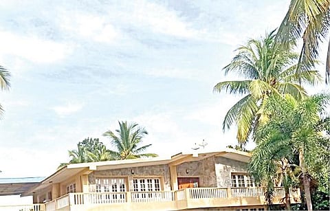 ஜோலார்பேட்டை இடையம்பட்டியில் லஞ்ச ஒழிப்பு போலீஸார் சோதனை நடத்திய முன்னாள் அமைச்சர் கே.சி.வீரமணியின் வீடு.