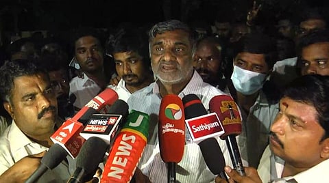 முன்னாள் அமைச்சர் கே.சி.வீரமணி செய்தியாளர்களுக்குப் பேட்டியளித்தார்.