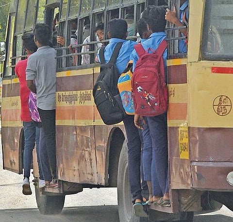 தூத்துக்குடியில் பேருந்தில் கூட்ட நெரிசலால் கரோனா பாதுகாப்பு விதிகளைப் பற்றி கவலைப்படா மல் படிக்கட்டில் தொங்கியவாறு செல்லும் மாணவர்கள். படம்: என்.ராஜேஷ்
