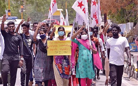 தமிழகத்தில் நீட் தேர்வு மற்றும் அதனால் நடைபெறும் மரணங்களை தடுத்து நிறுத்த வலியுறுத்தி, இந்திய மாணவர் சங்கம் சார்பில், திருநெல்வேலி மாவட்ட ஆட்சியர் அலுவலக வாயிலில் ஆர்ப்பாட்டம் நடைபெற்றது. படம்: மு.லெட்சுமி அருண்.