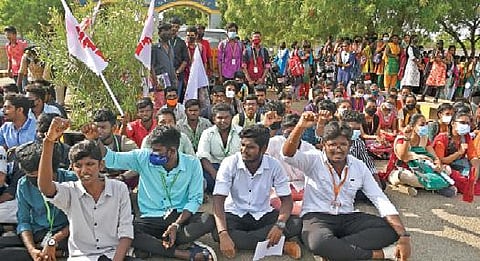 நீட் தேர்வை ரத்து செய்யக்கோரி தூத்துக்குடியில் வஉசி கல்லூரி மாணவர்கள் வகுப்புகளை புறக்கணித்து போராட்டத்தில் ஈடுபட்டனர். படம்: என்.ராஜேஷ்