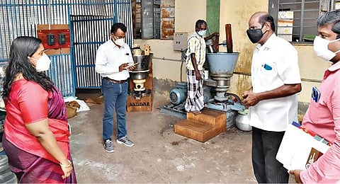 புதுச்சத்திரம் நைனாமலை உழவர் உற்பத்தியாளர் கூட்டமைப்பின் மூலம் எண்ணெய் பொருட்கள் உற்பத்தி செய்வதை நாமக்கல் ஆட்சியர் ஸ்ரேயா சிங் ஆய்வு செய்தார்.