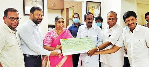 பெருந்துறை அரசு மருத்துவக் கல்லூரி மருத்துவமனை புதிய வளாக கட்டுமானப் பணிக்காக, சக்தி மசாலா நிறுவனம் சார்பில் ரூ.2 கோடி நிதிக்கான காசோலையை, வீட்டுவசதித்துறை அமைச்சர் சு.முத்துசாமியிடம், சக்தி மசாலா நிறுவனங்களின் தலைவர் பி.சி.துரைசாமி, சாந்தி துரைசாமி, செந்தில் குமார் ஆகியோர் வழங்கினர்.