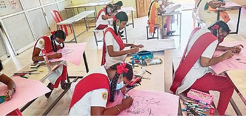 சிவகங்கை 21-ம் நூற்றாண்டு சர்வதேச பதின்ம மேல்நிலைப் பள்ளியில் நடந்த சுவரொட்டி தயாரிக்கும் போட்டியில் பங்கேற்ற மாணவிகள்.