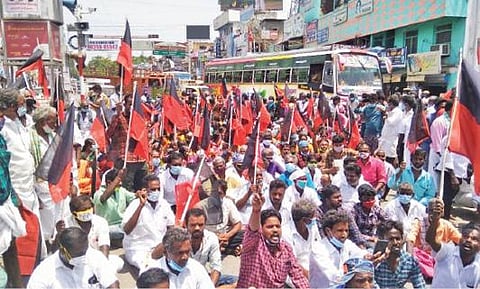 கள்ளக்குறிச்சியில் சாலை மறியலில் ஈடுபட்ட கள்ளக்குறிச்சி முன்னாள் ஒன்றியக் கவுன்சிலரான முரளியின் ஆதரவாளர்கள்.