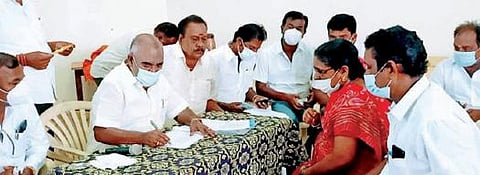 திமுகவினரிடம் அமைச்சர் மஸ்தான் நேர்காணல் நடத்துகிறார்.