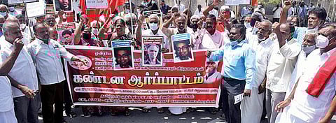 கோவை தெற்கு தாலுகா அலுவலகம் அருகே ஆர்ப்பாட்டம் நடத்திய ஒடுக்கப்பட்டோர் வாழ்வுரிமை இயக்கத்தினர். படம்: ஜெ.மனோகரன்