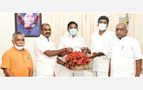 அதிமுக இணை ஒருங்கிணைப்பாளர் கே.பழனிசாமியை சென்னையில் உள்ள அவரது இல்லத்தில், மத்திய இணை அமைச்சர் எல்.முருகன், தமிழக பாஜக தலைவர் அண்ணாமலை, முன்னாள் மத்திய அமைச்சர் பொன். ராதாகிருஷ்ணன் உள்ளிட்டோர் நேற்று மரியாதை நிமித்தமாகச் சந்தித்தனர்.