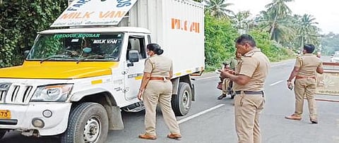 குடியாத்தத்தில் வாகன தணிக்கையில் ஈடுபட்ட காவல் ஆய்வாளர் லட்சுமி தலைமையிலான காவலர்கள்.