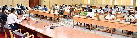 திருவண்ணாமலை மாவட்டத்தில் மாபெரும் மழைநீர் வடிகால் தூய்மைப்படுத்தும் திட்டத்தை செயல்படுத்த நடைபெற்ற ஆய்வுக் கூட்டத்தில் பேசும் ஆட்சியர் பா.முருகேஷ். அருகில், கூடுதல் ஆட்சியர் பிரதாப் உள்ளிட்டோர்.