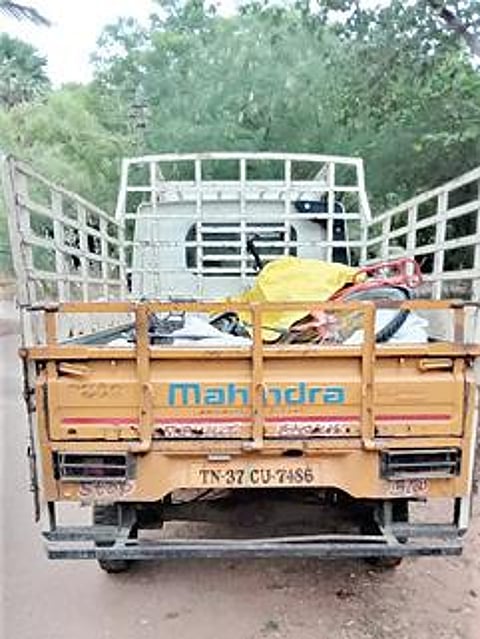 போலீஸாரால் பறிமுதல் செய்யப்பட்ட மினி வேன்.