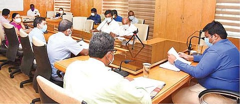 கரூர் மாவட்ட ஆட்சியர் அலுவலகத்தில் நேற்று நடைபெற்ற தூர்வாருதல் முன்னெச்சரிக்கை ஆலோசனைக் கூட்டத்தில் பேசுகிறார் மாவட்ட ஆட்சியர் த.பிரபுசங்கர். உடன், மாவட்ட வருவாய் அலுவலர் எம்.லியாகத் உள்ளிட்டோர்.