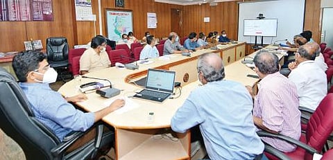 திருநெல்வேலி மாவட்டத்தில் ஊரக உள்ளாட்சி தேர்தல் வாக்குப்பதிவு மையங்களில் பணிபுரிய உள்ள வாக்குப்பதிவு அலுவலர்களுக்கான பணி ஒதுக்கீடு கணினி மூலம் மேற்கொள்ளப்பட்டது. இப்பணிகளை மாவட்ட ஆட்சியர் வே.விஷ்ணு தொடங்கி வைத்தார்.