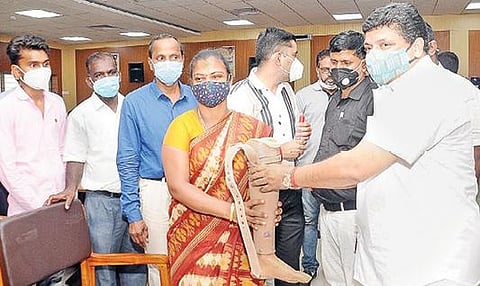 மதுரை மாவட்ட ஆட்சியர் அலுவலகக் கூட்ட அரங்கில் மாற்றுத் திறனாளிக்கு செயற்கை கால் உபகரணம் வழங்கிய அமைச்சர் பழனிவேல் தியாகராஜன்.