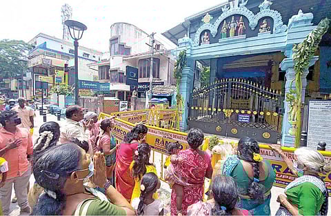 புரட்டாசி சனிக்கிழமைகளில் சென்னை தியாகராயநகரில் உள்ள திருமலை திருப்பதி தேவஸ்தானத்தில் பக்தர்கள் கூட்டம் அலைமோதுவது வழக்கம். இந்நிலையில் கரோனா தடுப்பு நடவடிக்கையாக வார இறுதி நாட்களில் கோயில்களில் பக்தர்களுக்கு அனுமதியளிக்கப்படாததால் நேற்று கோயில் வெளியே நின்று சுவாமி தரிசனம் செய்த பக்தர்கள்.படம்: பு.க.பிரவீன்.