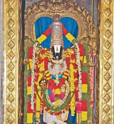 புரட்டாசி முதல் சனிக்கிழமையையொட்டி, கிருஷ்ணகிரி அடுத்த பொன்மலை சீனிவாச பெருமாள் வைர கிரீடம் அலங்காரத்தில் அருள் பாலித்தார். அடுத்த படம் : கரோனா பரவல் தடுப்பு நடவடிக்கையால் கிருஷ்ணகிரி கணவாய்பட்டி வெங்கட்ரமண சுவாமி கோயிலில் நடை சாத்தப்பட்டிருந்ததால், பக்தர்கள் வெளியே நின்று தரிசனம் செய்தனர்.