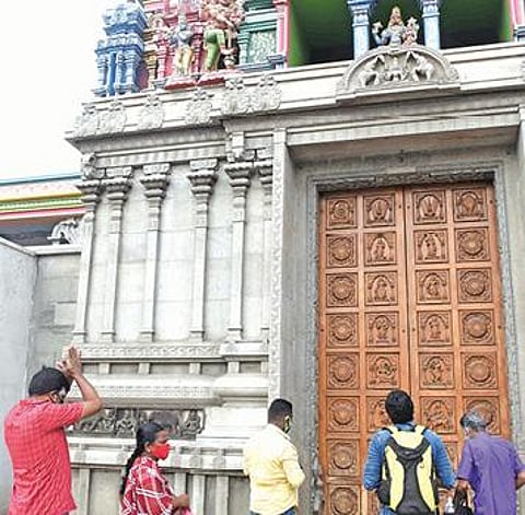 புரட்டாசி முதல் சனிக்கிழமையையொட்டி - கோவை, திருப்பூரில் பெருமாள் கோயில்களில் சிறப்பு பூஜை : கரோனா தடையால் கோபுரத்தை தரிசனம் செய்த பக்தர்கள்