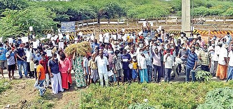 காங்கேயநல்லூர் பகுதியில் கழிவுநீரேற்று நிலையம் அமைக்க எதிர்ப்பு தெரிவித்து நேற்று போராட்டத்தில் ஈடுபட்ட பொதுமக்கள்.