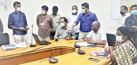 ராணிப்பேட்டை மாவட்ட ஆட்சியர் அலுவலகத்தில் தேர்தலில் பணியாற்ற உள்ள வாக்குச் சாவடி பதிவு அலுவலர்களுக்கு கணினி குலுக்கல் முறையில் தேர்வு செய்யும் பணியை ஆட்சியர் பாஸ்கர பாண்டியன் தொடங்கி வைத்தார்.