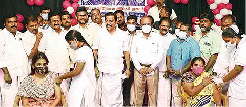 திருச்சி ஜான் வெஸ்ட்ரி மேல்நிலைப்பள்ளி வளாகத்தில் நேற்று நடைபெற்ற மெகா கரோனா தடுப்பூசி முகாமை பார்வையிடும் மாநில நகராட்சி நிர்வாகத்துறை அமைச்சர் கே.என்.நேரு. உடன், மாவட்ட ஆட்சியர் சு.சிவராசு உள்ளிட்டோர்.படம்: ஜி.ஞானவேல்முருகன்