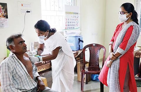 தூத்துக்குடி மாநகராட்சி பகுதியில் நடைபெற்ற முகாமில் கரோனா தடுப்பூசி போடும் பணியை ஆணையர் தி.சாரு பார்வையிட்டார். படம்: என்.ராஜேஷ்