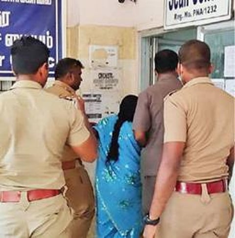 காட்டுமன்னார்கோவில் அருகே விபத்தில் சிக்கிய தம்பதியினரை வேளாண் அமைச்சரின் உதவியாளர், போலீஸார் ஆகியோர் மீட்டு காட்டுமன்னார்கோவில் அரசு மருத்துவமனையில் சேர்த்தனர்.