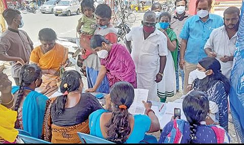 சென்னை புறநகர் பகுதிகளில் மெகா தடுப்பூசி முகாம்கள் நேற்று பரபரப்பாக நடைபெற்றது. தாம்பரம் மார்க்கெட் பகுதியில் காய்கறி வாங்க வந்தவர்களிடம் நகராட்சியினர் தடுப்பூசி குறித்து விழிப்புணர்வு ஏற்படுத்தி ஊசி போட்டனர். (அடுத்த படம்) தாம்பரத்தை அடுத்த கேம்ப் ரோடு சந்திப்பு பகுதியில் சாலையோரத்தில் நடந்த தடுப்பூசி முகாமில் ஆர்வமாக கலந்துகொண்ட மக்கள்.படங்கள்:எம்.முத்துகணேஷ்