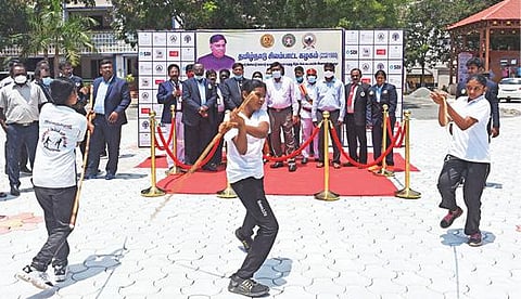 சேலத்தில் மாநில அளவிலான சப்-ஜூனியர் சிலம்பாட்ட போட்டியை தொடங்கி வைத்த மாவட்ட ஆட்சியர் கார்மேகம், மாணவிகள் சிலம்பம் சுழற்றி சாகசத்தில் ஈடுபட்டதை பார்வையிட்டார். படம்: எஸ்.குரு பிரசாத்.