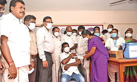 சேலம் மணக்காடு மாநகராட்சி அரசு மகளிர் மேல்நிலைப் பள்ளியில் நடந்த கரோனா சிறப்பு தடுப்பூசி முகாமை ஆய்வு செய்த அமைச்சர் மா.சுப்பிரமணியன். உடன் ஆட்சியர் கார்மேகம், மாநகராட்சி ஆணையர் கிறிஸ்துராஜ், எம்பி பார்த்திபன், எம்எல்ஏ-க்கள் ராஜேந்திரன், சதாசிவம் உள்ளிட்டோர். படம்: எஸ்.குரு பிரசாத்.