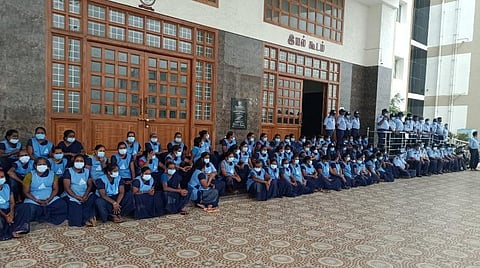 கரூர் அரசு மருத்துவமனையில் ஒப்பந்தத் தொழிலாளர்கள் போராட்டம்