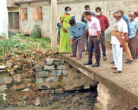 தி.மலை அடுத்த வேங்கிக்காலில் உள்ள மழைநீர் வடிகால்வாய் பொக்லைன் இயந்திரம் மூலம் தூர்வாரப்பட்டு சுத்தம் செய்யப்பட்டது. அடுத்த படம்: ராணிப்பேட்டையில் மழைநீர் வடிகால்வாய் தூர் வாரும் பணியை தொடங்கி வைத்து பார்வையிட்ட மாவட்ட ஆட்சியர் பாஸ்கர பாண்டியன். கடைசிப்படம்: திருப்பத்தூர் பெரியார் நகரில் கழிவுநீர் கால்வாய் தூய்மை பணியை நேற்று ஆய்வு செய்த ஆட்சியர் அமர்குஷ்வாஹா.