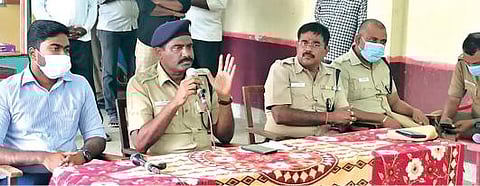 கோபாலசமுத்திரத்தில் நடைபெற்ற ஆலோசனைக் கூட்டத்தில் பேசுகிறார், திருநெல்வேலி மாவட்ட காவல் கண்காணிப்பாளர் மணிவண்ணன்.