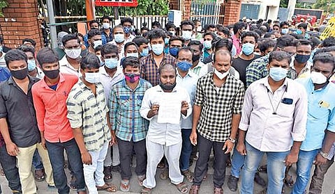 அரசுப் பணிகளில் பெண்களுக்கு 40 சதவீதம் இட ஒதுக்கீடு தொடர்பான அறிவிப்பினை, தமிழக அரசு மறுபரிசீலனை செய்யக்கோரி சேலம் ஆட்சியர் அலுவலகத்தில் மனு அளிக்க வந்த போட்டித் தேர்வு மாணவர்கள். படம்: எஸ்.குரு பிரசாத்.