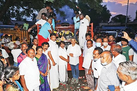 போச்சம்பள்ளி அடுத்த ஜம்புகுட்டப்பட்டியில் அனந்த பெருமாள் கோயிலில் பிரதிஷ்டை செய்ய மகாபலிபுரத்தில் வடிவமைக்கப்பட்ட மூலவர் சிலை வாகனம் மூலம் கோயிலுக்கு அழைத்து வரப்பட்டபோது வழியில் சந்தூரில் சிறப்பு பூஜை நடந்தது.