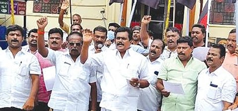 மத்திய அரசின் மக்கள் விரோத போக்கை கண்டித்து - திண்டுக்கல் உட்பட 5 மாவட்டங்களில் திமுக கூட்டணியினர் ஆர்ப்பாட்டம் :