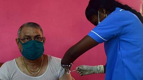 தமிழக அரசு மருத்துவமனைகளில் பார்வையாளர்களுக்கு கரோனா தடுப்பூசி கட்டாயம்: விரைவில் அமல்படுத்த சுகாதாரத்துறை திட்டம்