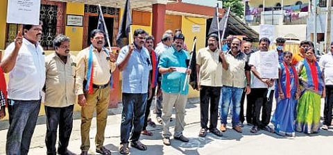 விழுப்புரத்தில் விடுதலை சிறுத்தைகள் கட்சி சார்பில் மத்திய அரசை கண்டித்து கண்டன ஆர்ப்பாட்டம் நடைபெற்றது.