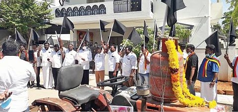 பெட்ரோல், டீசல், சமையல் எரிவாயு விலை உயர்வுக் கண்டித்தும், வேளாண் சட்டங்களை திரும்பப்பெற வலியுறுத்தியும் பண்ருட்டி சட்டப்பேரவை உறுப்பினர் தி.வேல்முருகன் தலைமையில் அவரது அலுவலகம் எதிரே தமிழக வாழ்வுரிமை கட்சியினர் நேற்று ஆர்ப்பாட்டத்தில் ஈடுபட்டனர்.