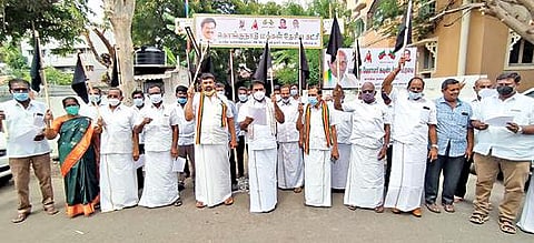 வேளாண் சட்டங்களுக்கு எதிர்ப்பு தெரிவித்து ஈரோடு சம்பத் நகரில் உள்ள கட்சி அலுவலகம் முன்பு கொமதேக மாநில பொதுச்செயலாளர் ஈஸ்வரன் தலைமையில் கருப்புக் கொடி ஆர்ப்பாட்டம் நடந்தது.