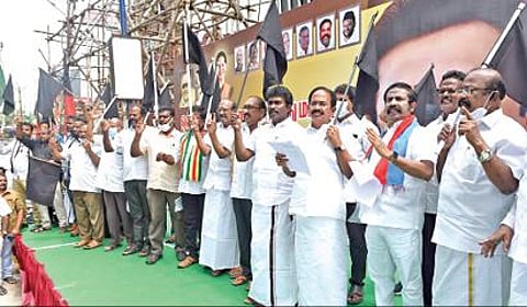 மத்திய அரசின் வேளாண் திருத்த சட்டம், பெட்ரோல், டீசல் மற்றும் காஸ் விலை உயர்வை கண்டித்து சேலம் புதிய பேருந்து நிலையம் அருகே திமுக மற்றும் கூட்டணி கட்சியினர் நேற்று ஆர்ப்பாட்டத்தில் ஈடுபட்டனர். இதில் எம்பி., பார்த்திபன், எம்எல்ஏ., ராஜேந்திரன் உள்ளிட்டோர் பங்கேற்றனர். அடுத்தபடம்: நாமக்கல்லில் உள்ள திமுக அலுவலகம் எதிரில் அக்கட்சியின் கிழக்கு மாவட்ட பொறுப்பாளர் கே.ஆர்.என்.ராஜேஷ்குமார் தலைமையில் ஆர்ப்பாட்டத்தில் ஈடுபட்டனர். கடைசிபடம்: கொடுமுடியை அடுத்த ஒத்தக்கடையில் நடந்த கருப்புக்கொடி ஆர்ப்பாட்டத்தில் திமுக துணைப் பொதுச்செயலாளர் சுப்புலட்சுமி ஜெகதீசன் உள்ளிட்டோர் பங்கேற்றனர்.