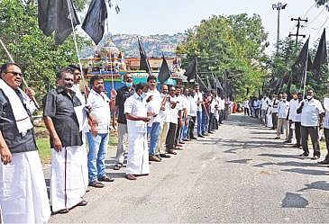 மத்திய அரசை கண்டித்து, கிருஷ்ணகிரி பழைய வீட்டு வசதி வாரிய குடியிருப்பு பகுதியில் கிழக்கு மாவட்ட திமுக பொறுப்பாளர் முன்னாள் எம்எல்ஏ செங்குட்டுவன் தலைமையில் கருப்புக் கொடி ஏந்தி ஆர்ப்பாட்டம் நடந்தது. அடுத்தபடம்: ஓசூர் பேளகொண்டப்பள்ளியில் மேற்கு மாவட்ட திமுக செயலாளர் எம்எல்ஏ ஒய்.பிரகாஷ் தலைமையில் ஆர்ப்பாட்டத்தில் ஈடுபட்ட திமுக-வினர்.
